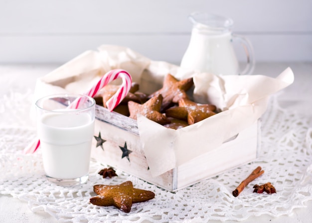 Foto stervormige peperkoek. koekjes voor de kerstman. rustiek ontbijt.