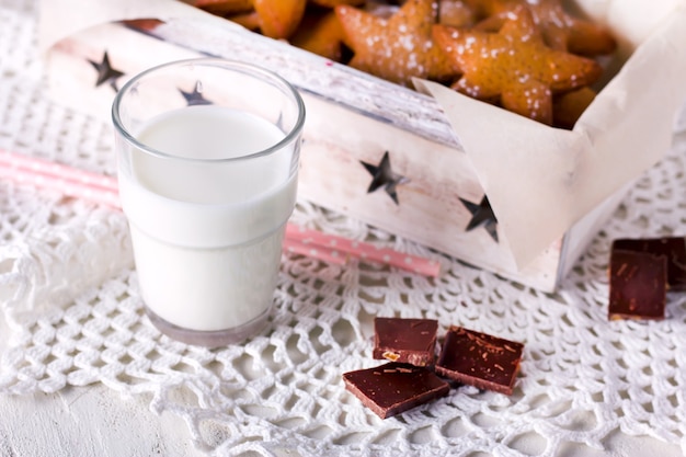 Stervormige peperkoek. Koekjes voor de kerstman. Rustiek ontbijt.