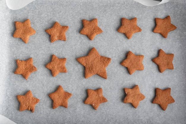 Stervormige peperkoek of zandkoekkoekjes op perkamentpapier Zelfgemaakt bakken