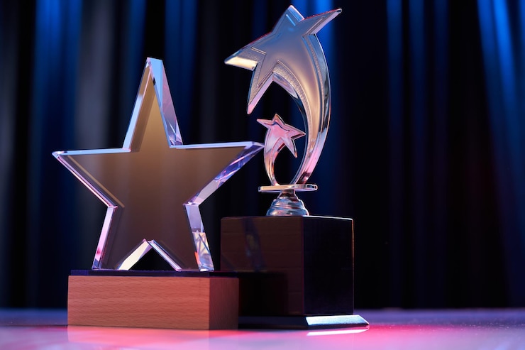 Foto stervormige trofee met kleurlicht tegen het gordijn van het podium als achtergrond