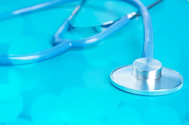 Stethoscoop blauwe achtergrond gezondheidszorg behandeling en geneeskunde concept