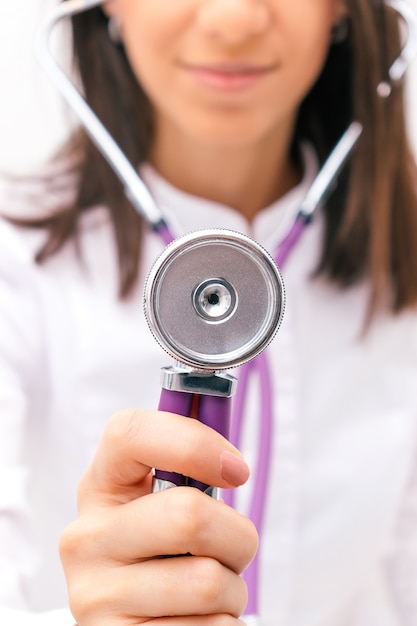 Stethoscoop close-up in de handen van een vrouwelijke arts. Gezondheidszorg en medische concept.
