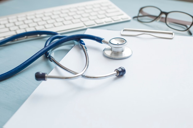 Stethoscoop en medische attributen op de tafel bij de dokter.