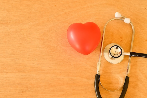 Stethoscoop en rode hartvorm Gezondheidsconcept