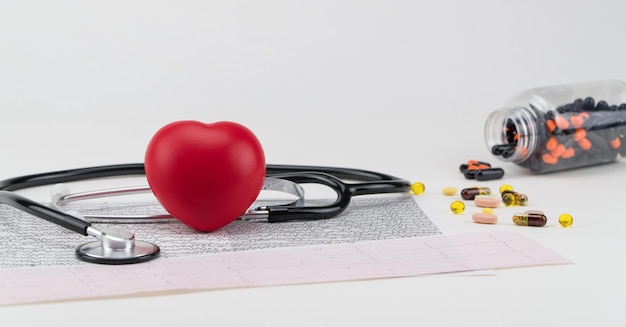 Stethoscoop op cardiogram en speelgoedhart Concept gezondheidszorg Cardiologie zorg van het hart