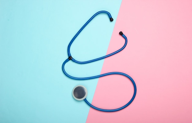 Stethoscoop op een blauw-roze pastel achtergrond. Bovenaanzicht