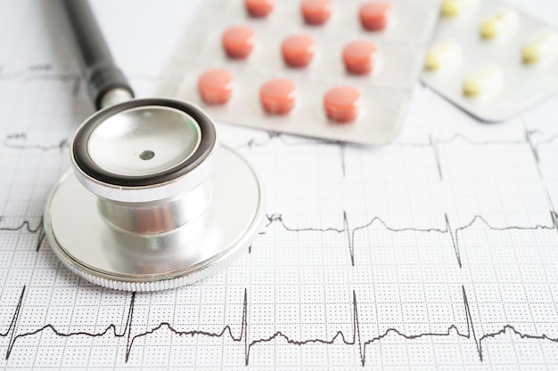 Stethoscoop op elektrocardiogram ECG met hartgolf hartaanval cardiogram rapport