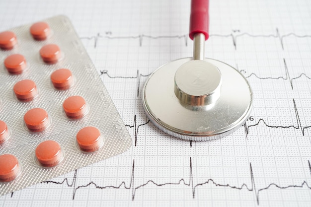 Stethoscoop op elektrocardiogram ecg met hartgolf hartaanval cardiogram rapport