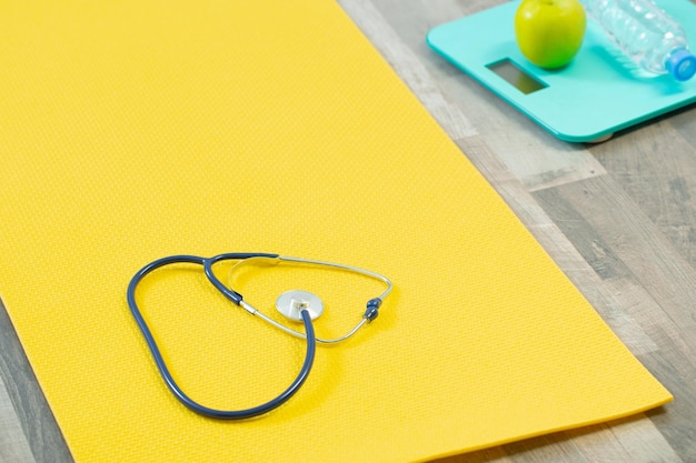 Stethoscoop op fitness mat hart gezondheid concept