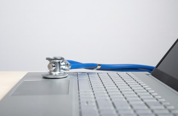 Stethoscoop op laptop Telemedicine telehealth concept Medische informatietechnologie met behulp van computerdiagnostiek