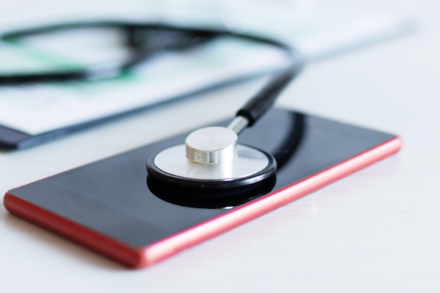 Stethoscoop op smartphone bellen voor doktersafspraakconcept of telefoonreparatieserviceconcept