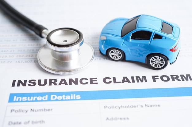 Stethoscoop op Verzekering claim ongeval auto formulier Autolening verzekering en lease tijd concepten