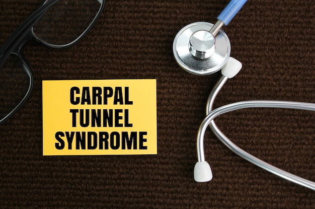 stethoscoopbril en gekleurd papier met het woord carpaal tunnel syndroom