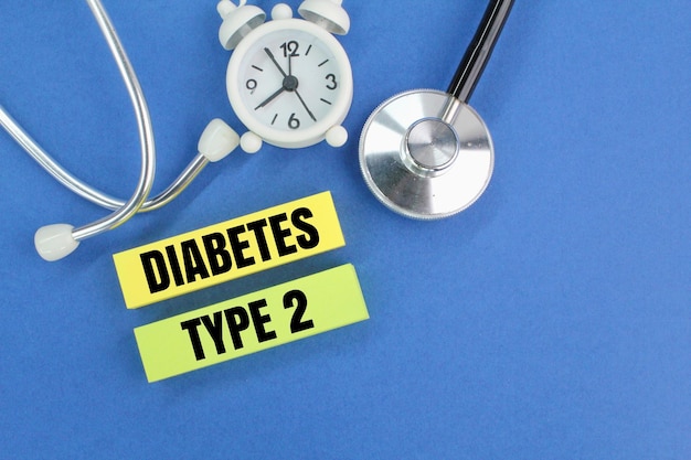 Diabetes Type 2라는 단어가 있는 청진기 및 알람 시계