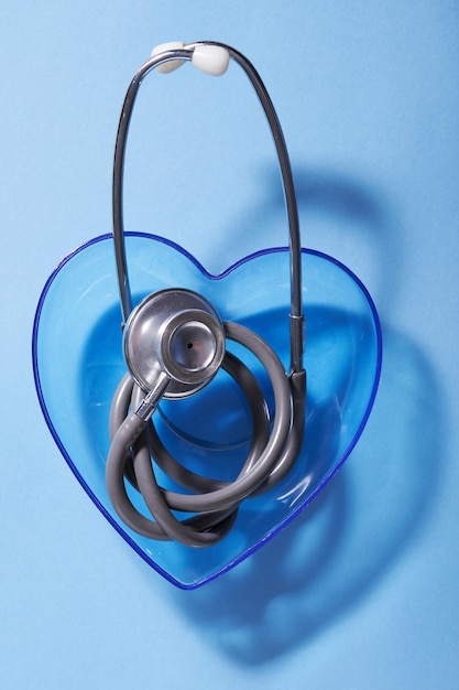 Foto stetoscopio e contenitore a forma di cuore blu