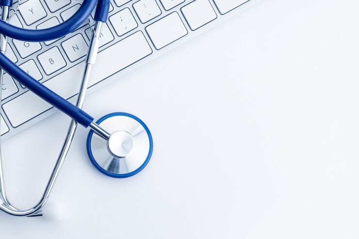 Photo stethoscope on computer keyboard on white desk. online health care or telemedicine concept. medical background. top view. copy space