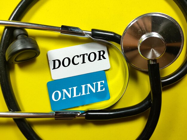 DOCTOR ONLINEのテキストが書かれた色付きの木板付きの聴診器とイヤホン