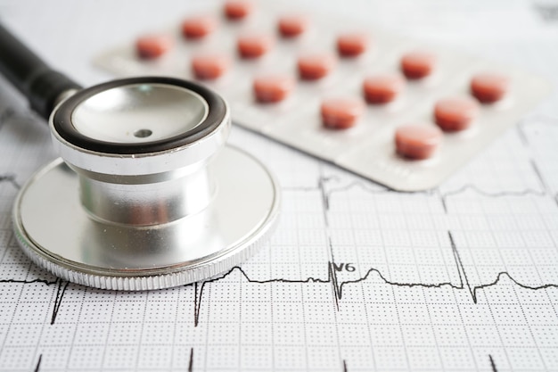 心電図ECGの聴診器と薬物心臓波心臓発作心電図レポート