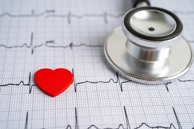 Стетоскоп на электрокардиограмме ЭКГ с отчетом о сердечной кардиограмме сердечного приступа с красным сердцем