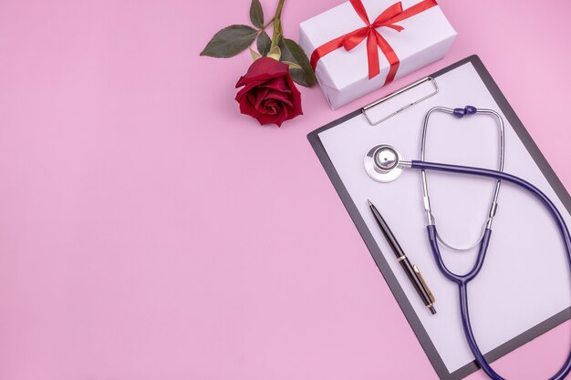 Stetoscopio confezione regalo tavoletta di carta rosa e penna