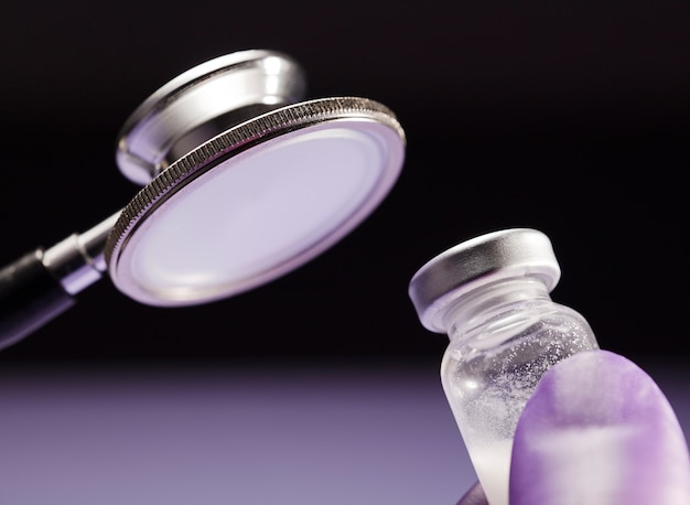 Foto stetoscopio e vaccino in fiala di vetro