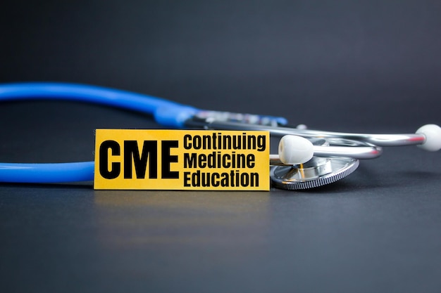 стетоскоп и буквы CME или слово непрерывное медицинское образование медицинские концепции медика