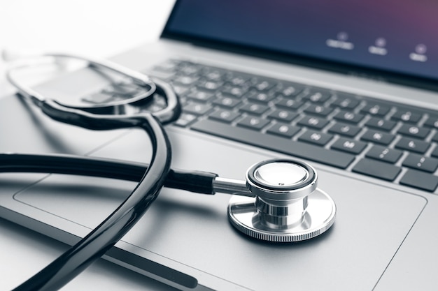 Stetoscopio sul computer portatile moderno. assistenza sanitaria online o concetto di telemedicina