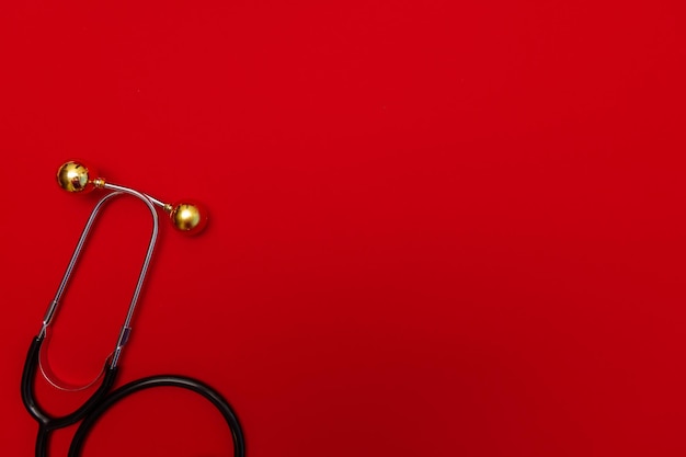 Foto stetoscopio rosso sul retro anno nuovo banner medico copertina calendario idea creativa concetto di medicina