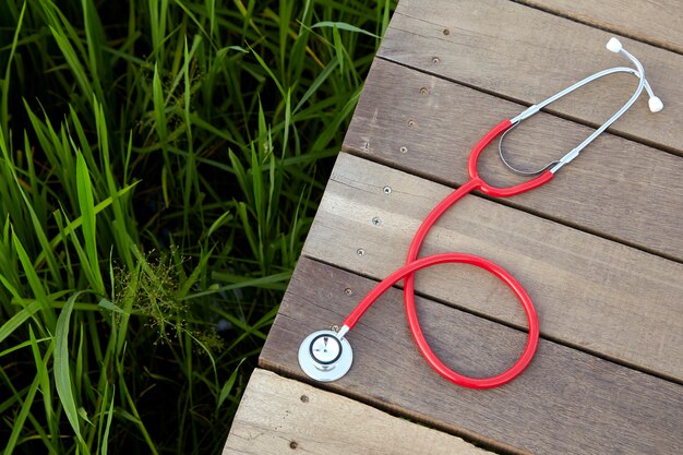 Photo stethoscope red on wood outdoor