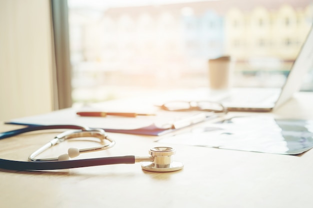 Photo stethoscope on table in office doctor hospital office