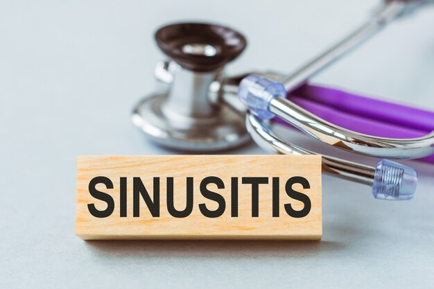 나무 큐브에 SINUSITIS 단어와 청진 기입니다.