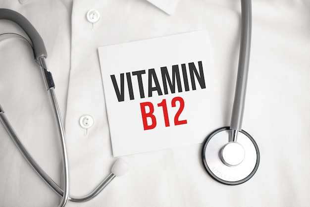 의료 개념 텍스트 VITAMIN B12가 있는 빈티지 효과가 있는 청진기