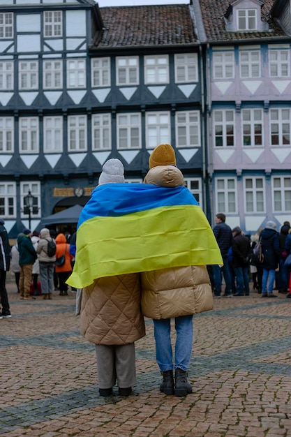 Steun van Oekraïne in Europa Twee vrouwen met Oekraïense vlag bij demonstratie