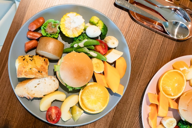 Stevig ontbijt met brood en fruit op een bord thuis