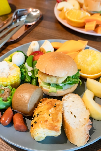 Stevig ontbijt met brood en fruit op een bord thuis