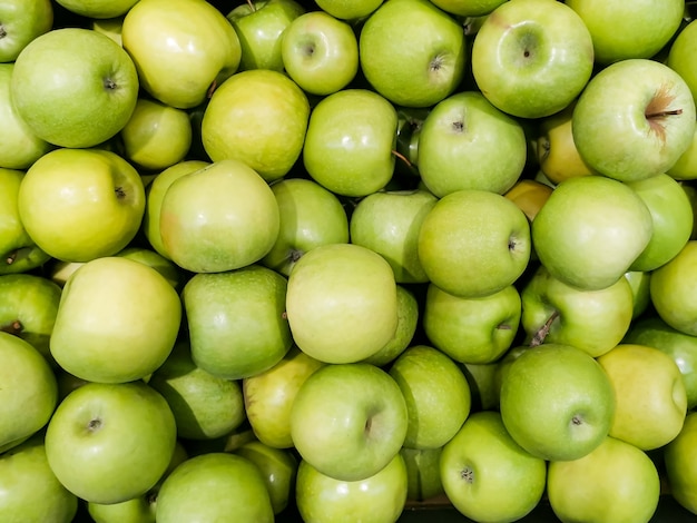 Stevige achtergrond van groene appels in een krat.