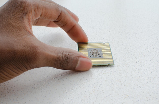 Stevige hand met een krachtige processor die symbool staat voor evolutie en technologische vooruitgang