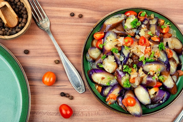 Foto stufato di insalata di melanzane spazio per il testo