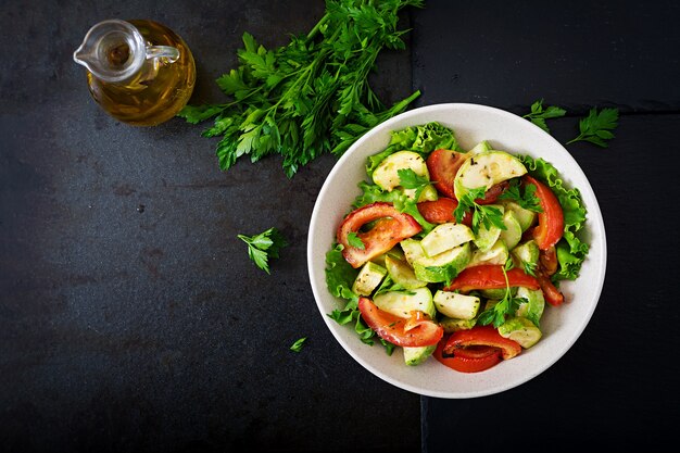 Stufato di verdure al forno. cibo salutare. nutrizione appropriata. piatto vegano