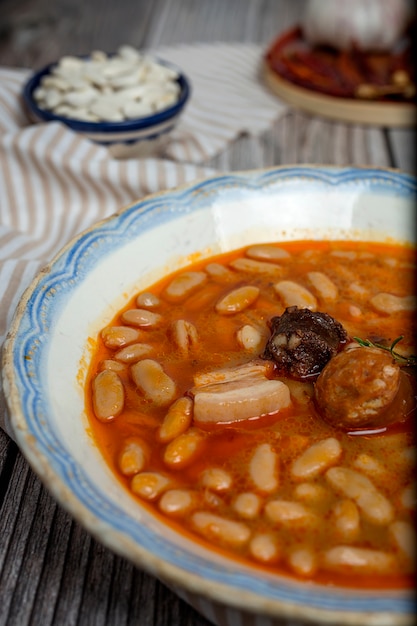 チョリソーと豚肉の豆のシチュー