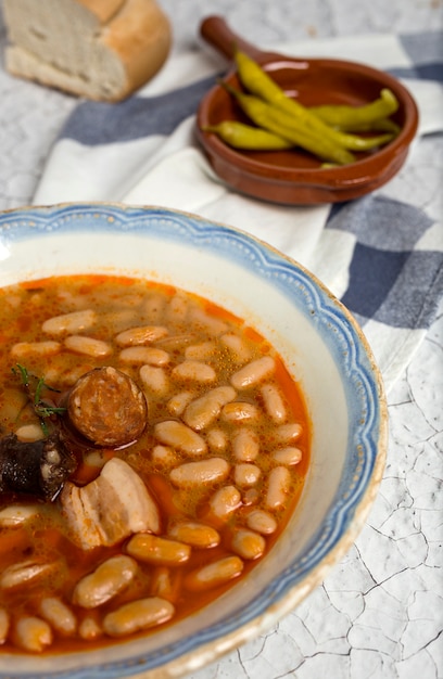 チョリソーと豚肉の豆のシチュー