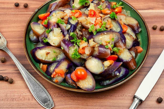 Foto stufato di melanzane e insalata di pomodoro