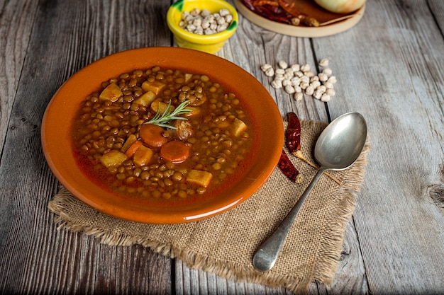 チョリソーと豚肉のレンズ豆のシチュー