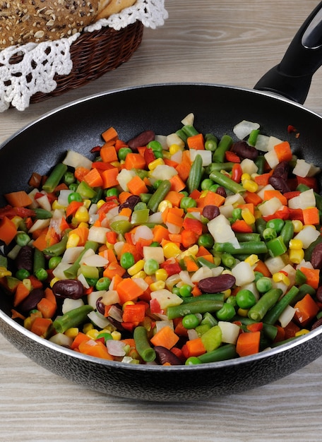 野菜の煮込みを鍋に入れて煮込みます