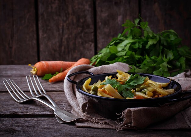 Stufato di asparagi vegetali, carote e piselli