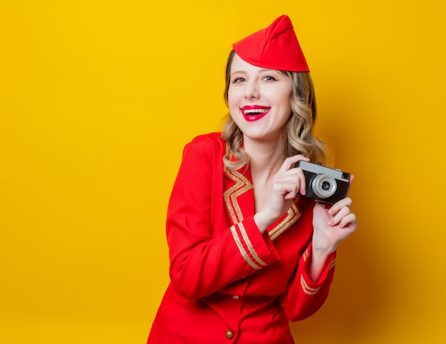 stewardess dragen in rode uniform met fotocamera