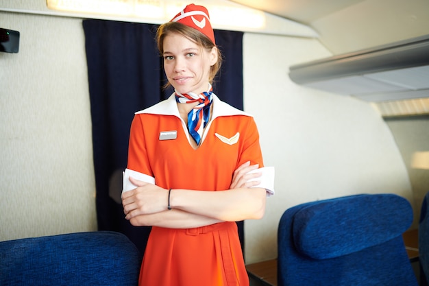 Stewardess poseren in het vliegtuig