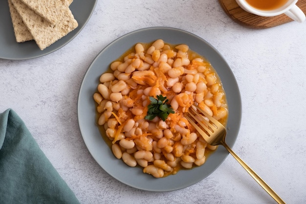 사진 접시 위쪽 전망에 매운 토마토 소스에 야채와 조림 콩