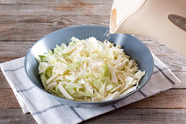 写真 キャベツの肉煮込み。ステップバイステップのレシピの準備。