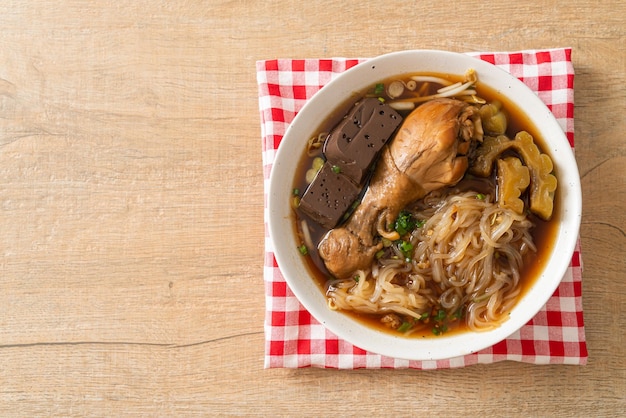 Ciotola di zuppa di noodle di pollo in stufato